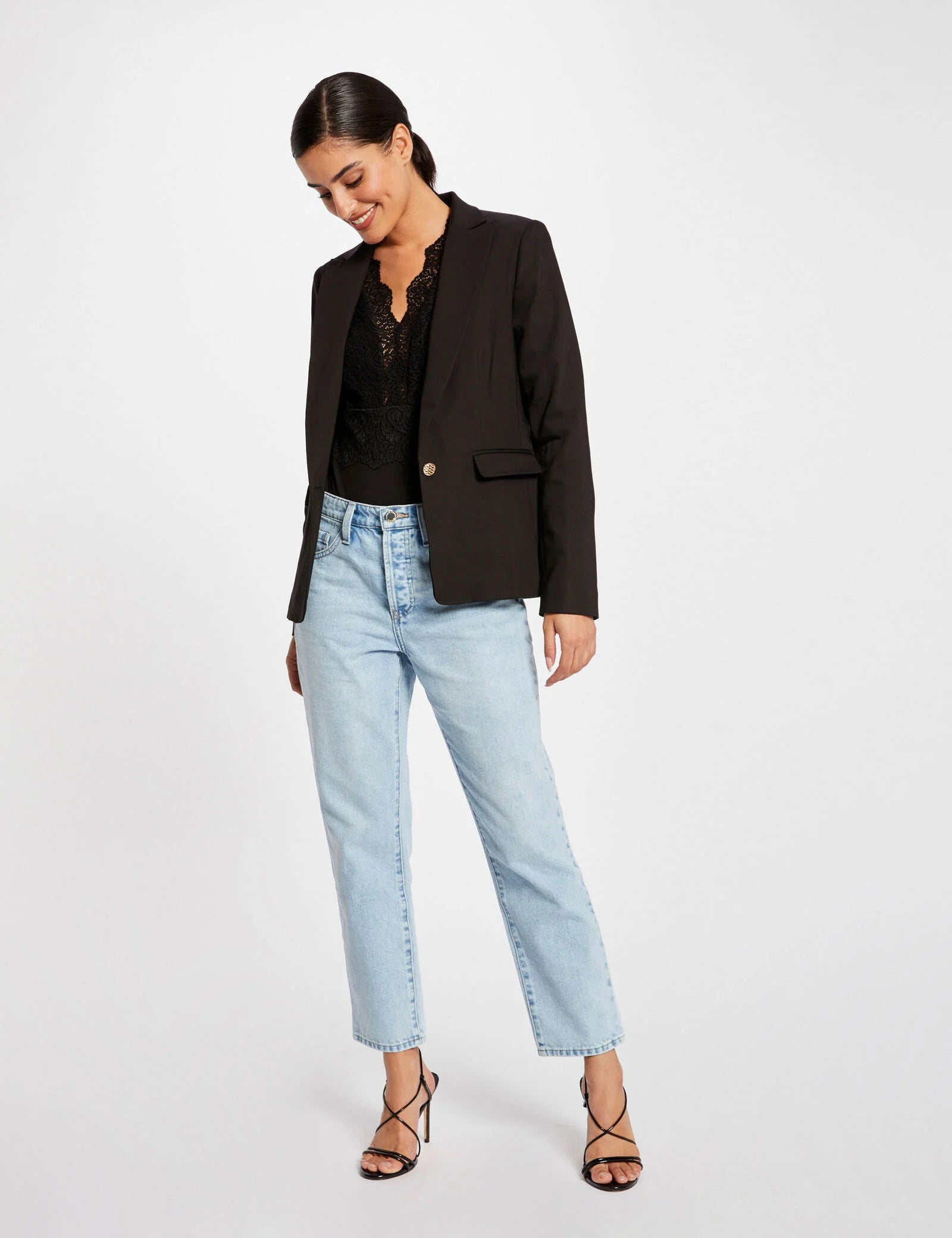 Silhouette complète en blazer noir MORGAN Vlime, jean denim clair et sandales à talons