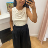 Top chic asymétrique drapé avec bijou épaule Wagner - GRACE & MILA