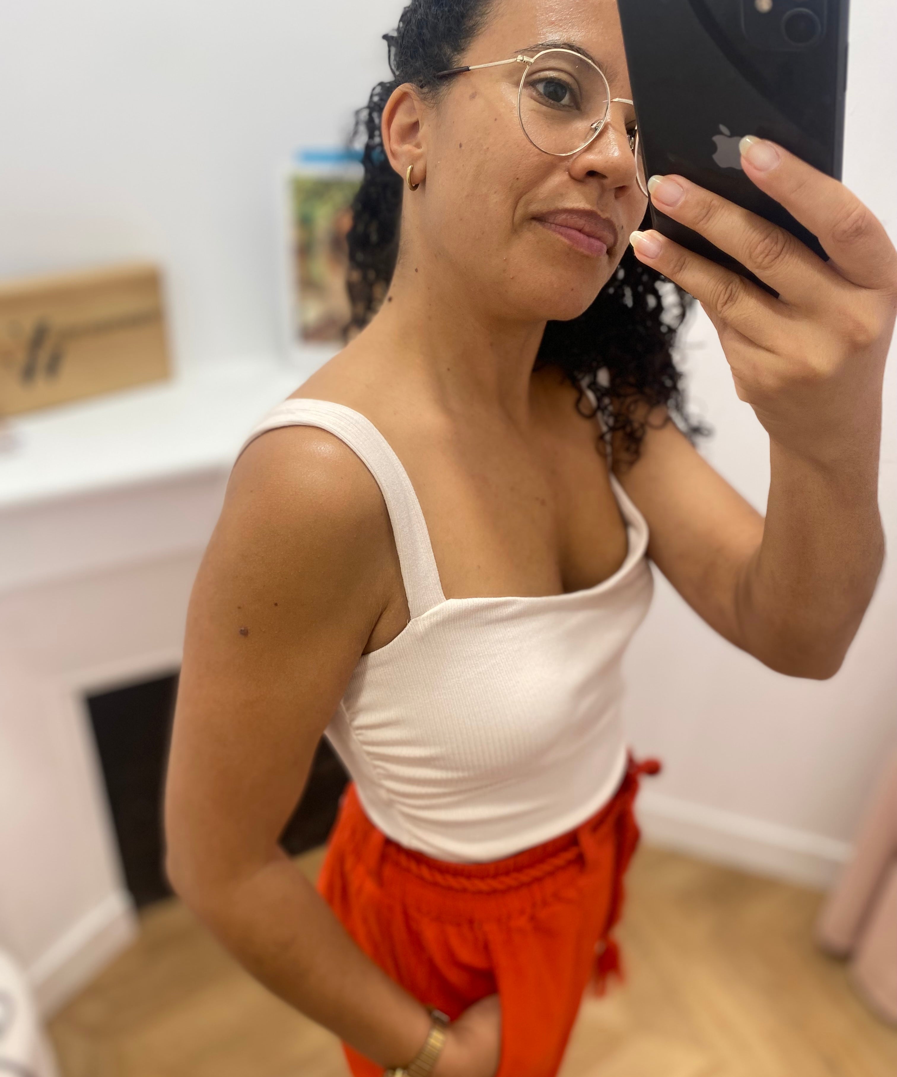 Top ajusté sans manches à fronces et encolure cœur Wyan - Sable - GRACE & MILA