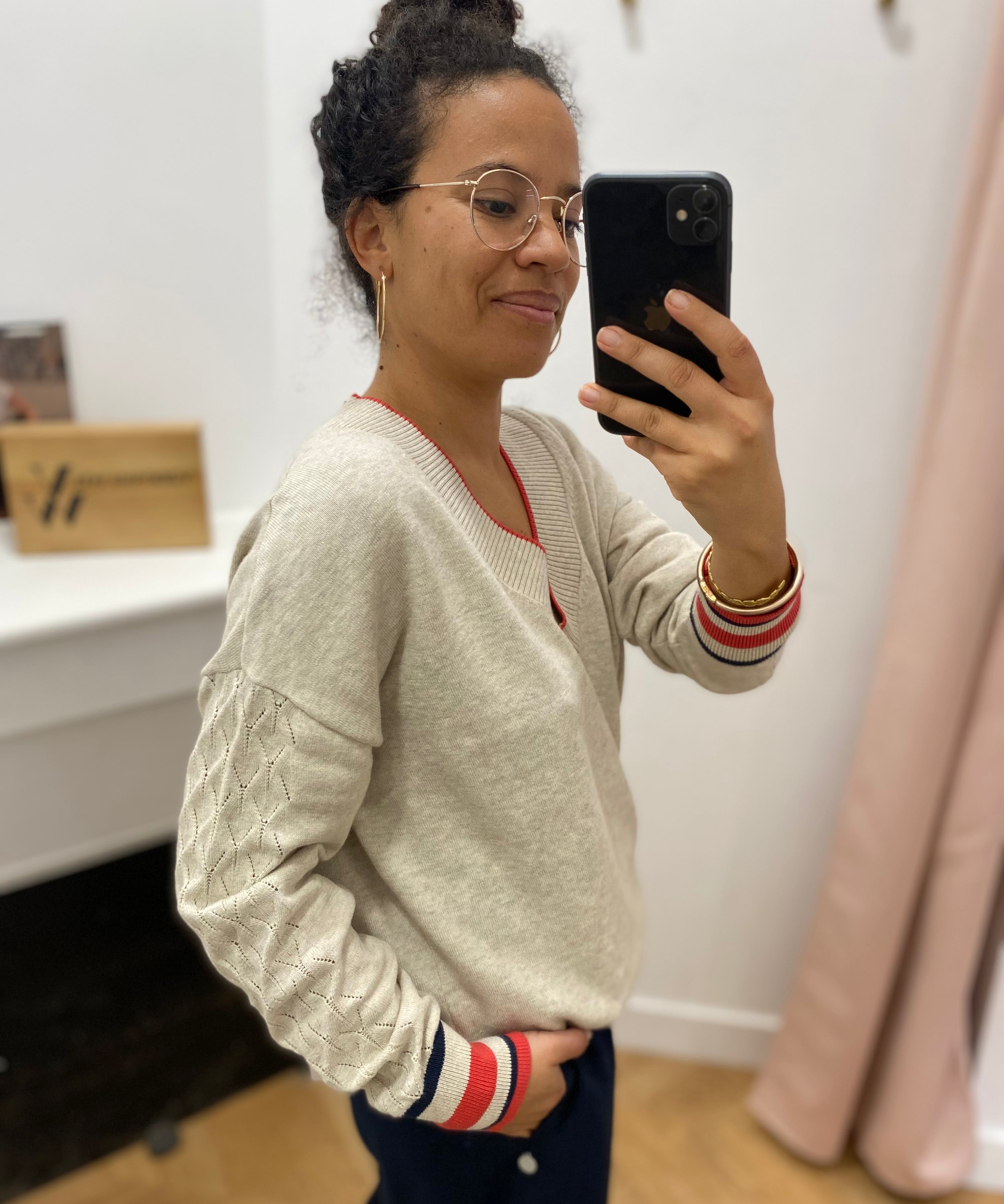 Pull col V et manches brodées Xellaver - Ecru - TBS Femme