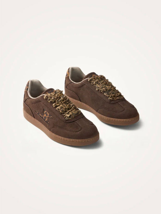 Baskets Aura Emblem VANESSA WU chocolat – vue trois-quarts avec lacets léopard