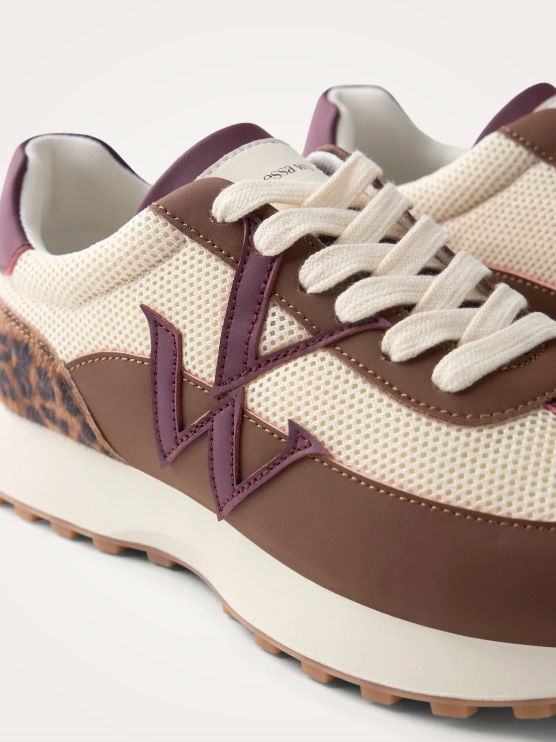 Baskets FLOW Initials Vanessa Wu marron – détail mesh blanc, monogramme violet et lacets