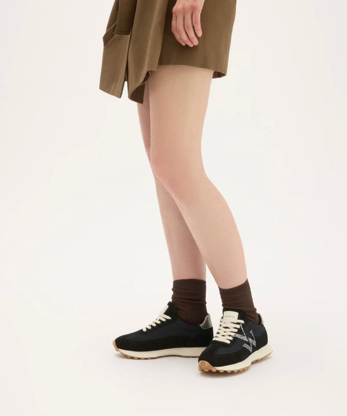 Baskets FLOW Initials VANESSA WU noires – portées avec chaussettes marron