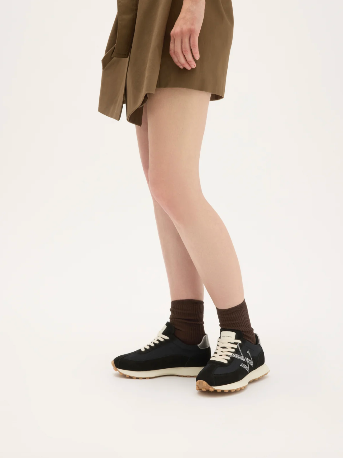 Baskets FLOW Initials VANESSA WU noires – portées avec chaussettes marron