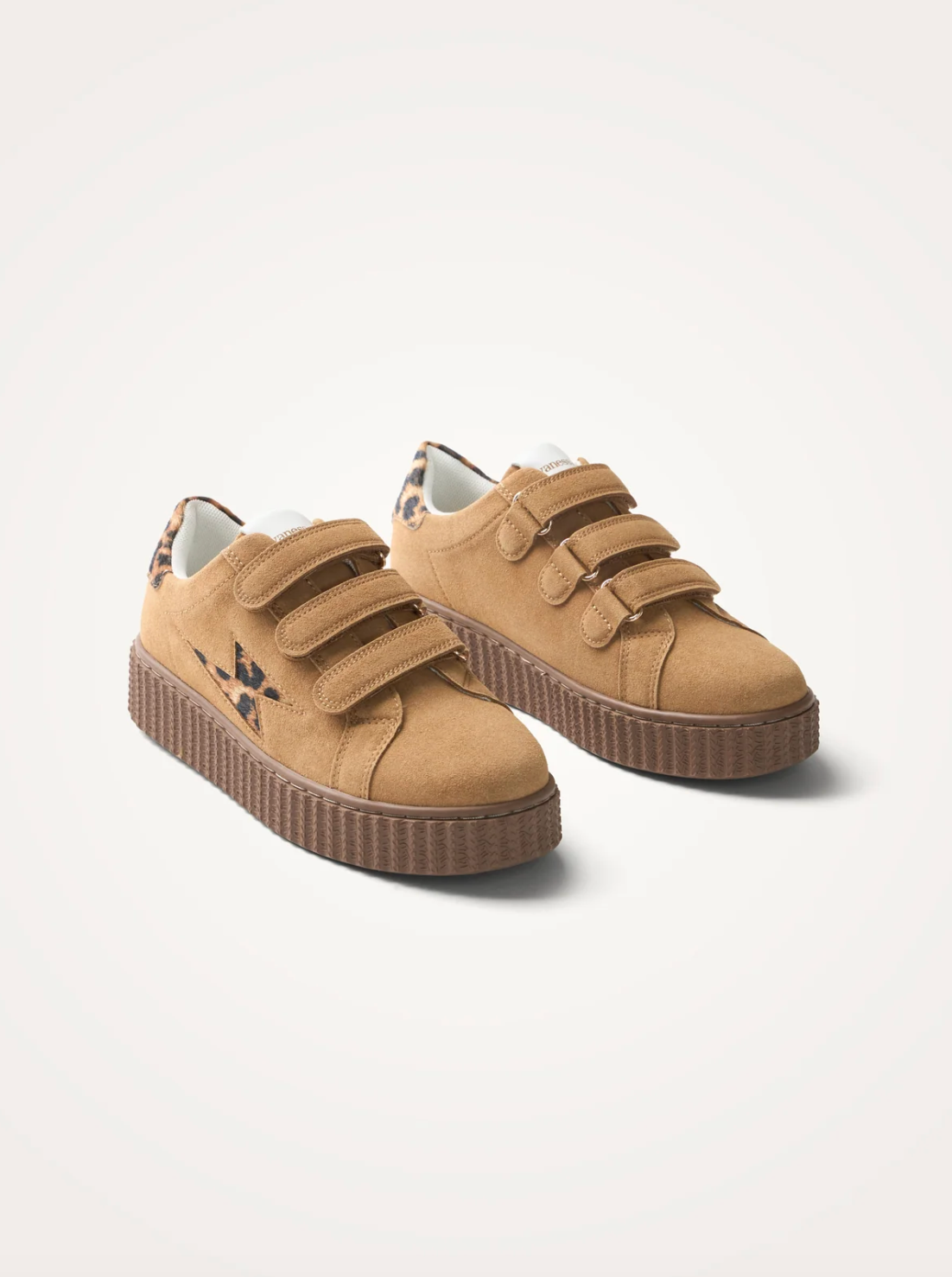 Baskets MAGGIE Originals VANESSA WU camel – vue trois-quarts avec trois scratchs