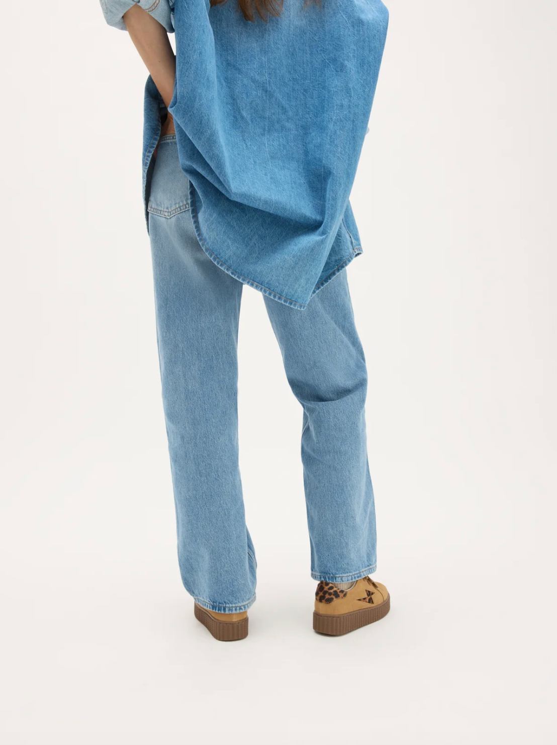 Baskets MAGGIE Originals VANESSA WU camel – portées avec un jean bleu