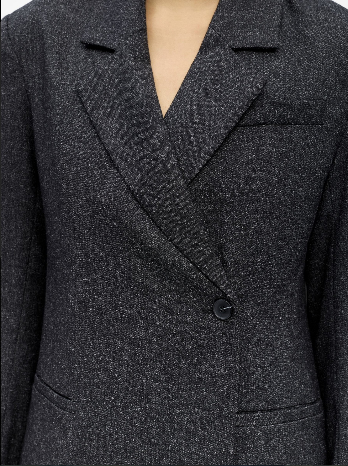 Blazer OBJSANJA OBJECT noir – détail du col à revers et fermeture croisée