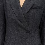 Blazer OBJSANJA OBJECT noir – détail du col à revers et fermeture croisée