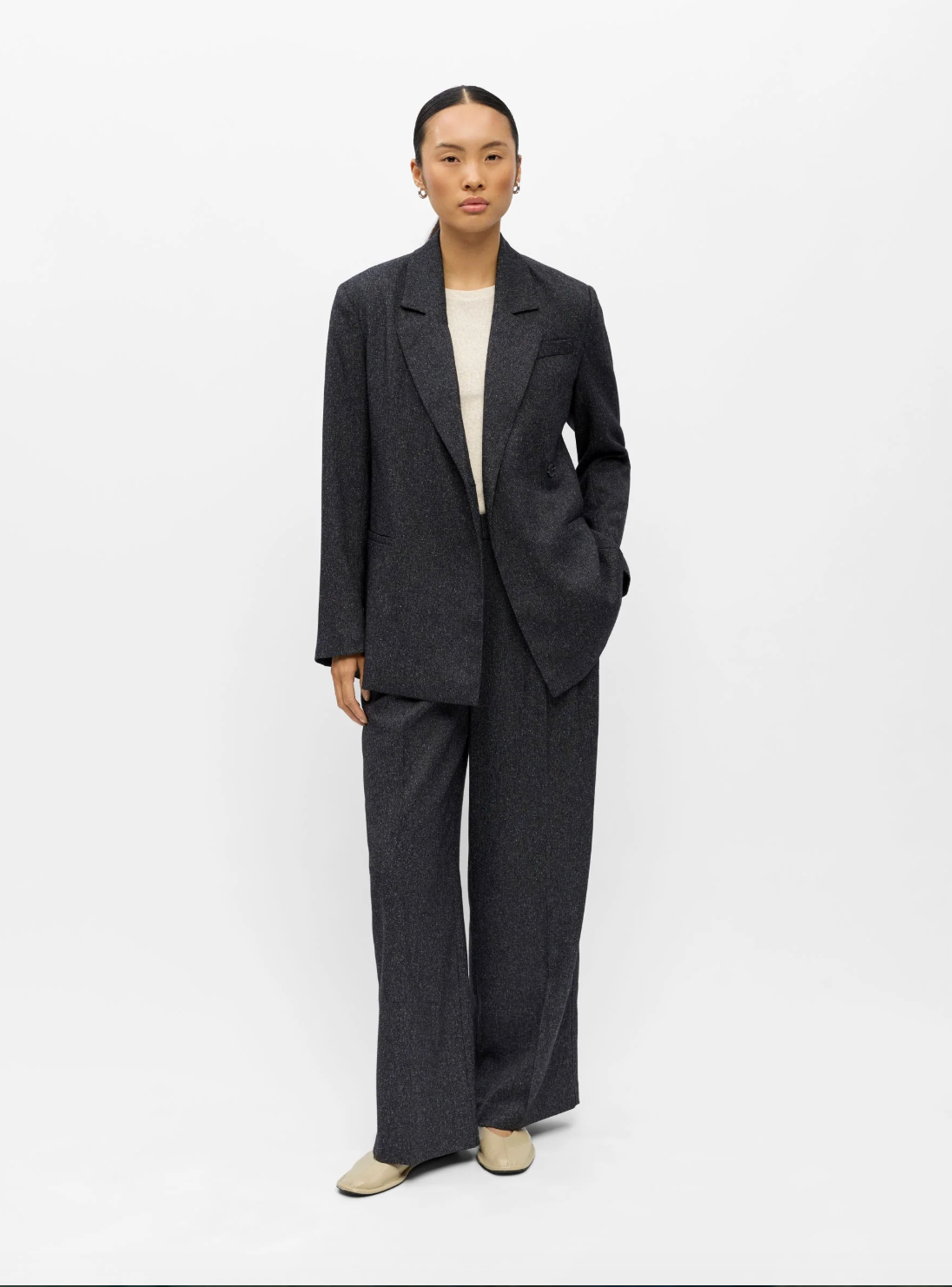 Blazer OBJSANJA OBJECT noir – porté de face avec pantalon assorti