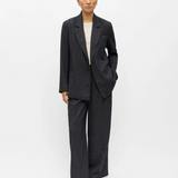 Blazer OBJSANJA OBJECT noir – porté de face avec pantalon assorti