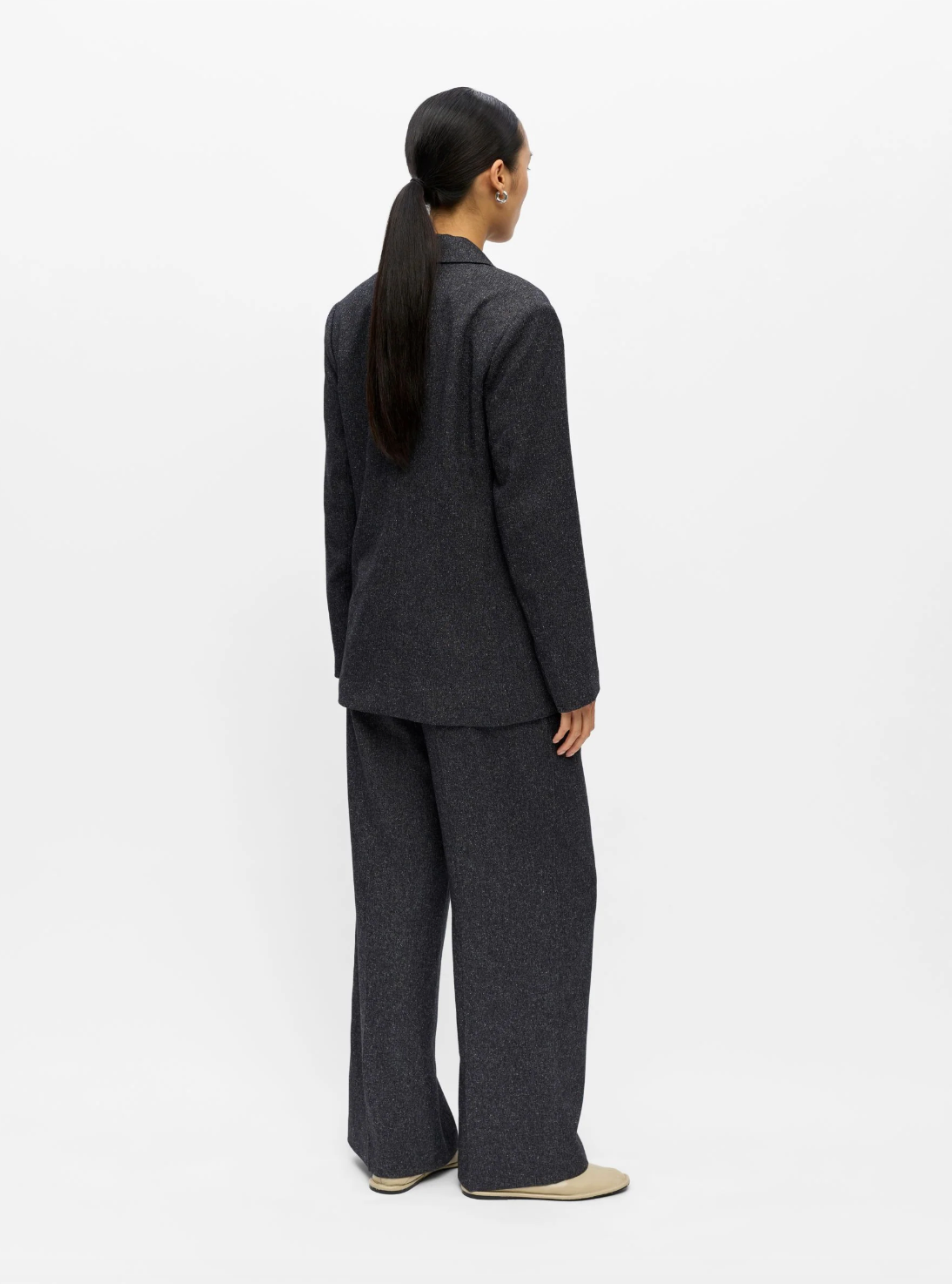 Blazer OBJSANJA OBJECT noir – porté de dos avec pantalon assorti