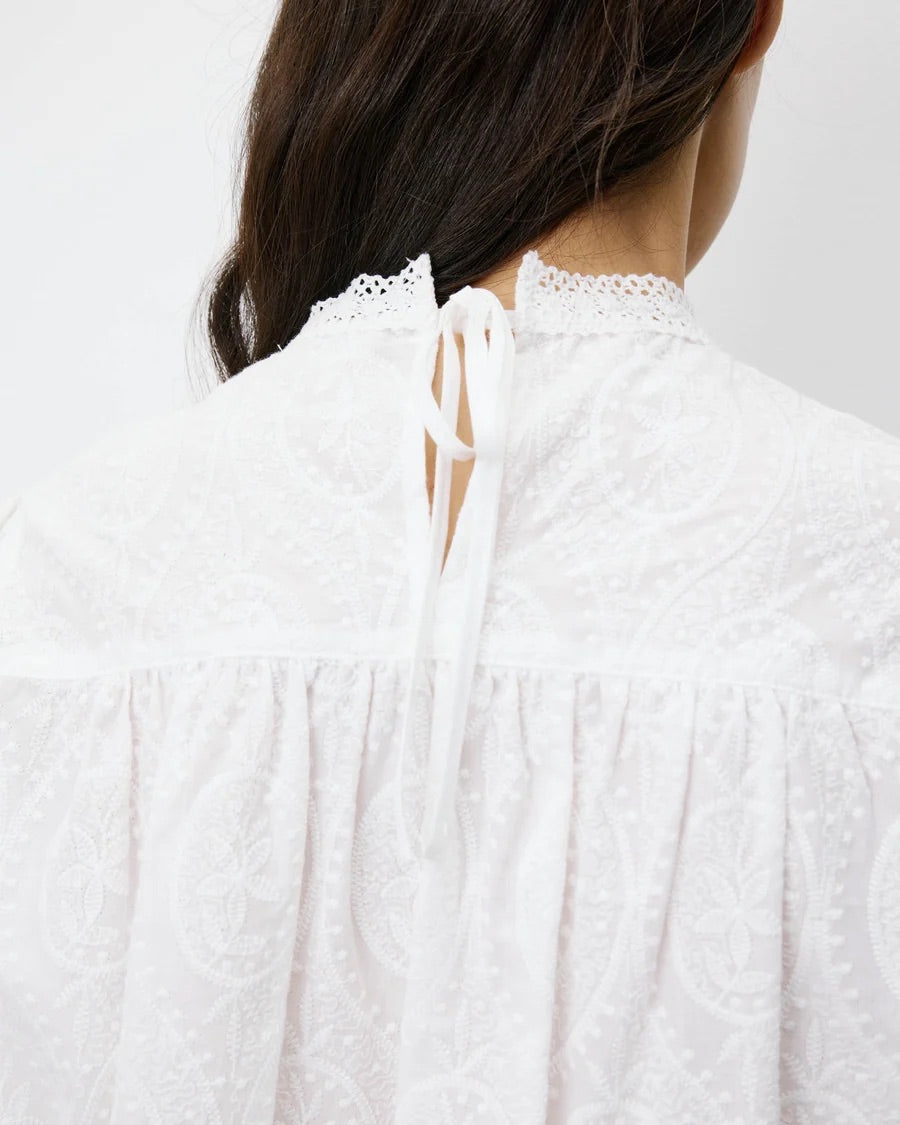 Blouse ABIGAIL GRACE & MILA – détail du col en dentelle et du lien à nouer dans le dos
