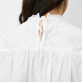 Blouse ABIGAIL GRACE & MILA – détail du col en dentelle et du lien à nouer dans le dos