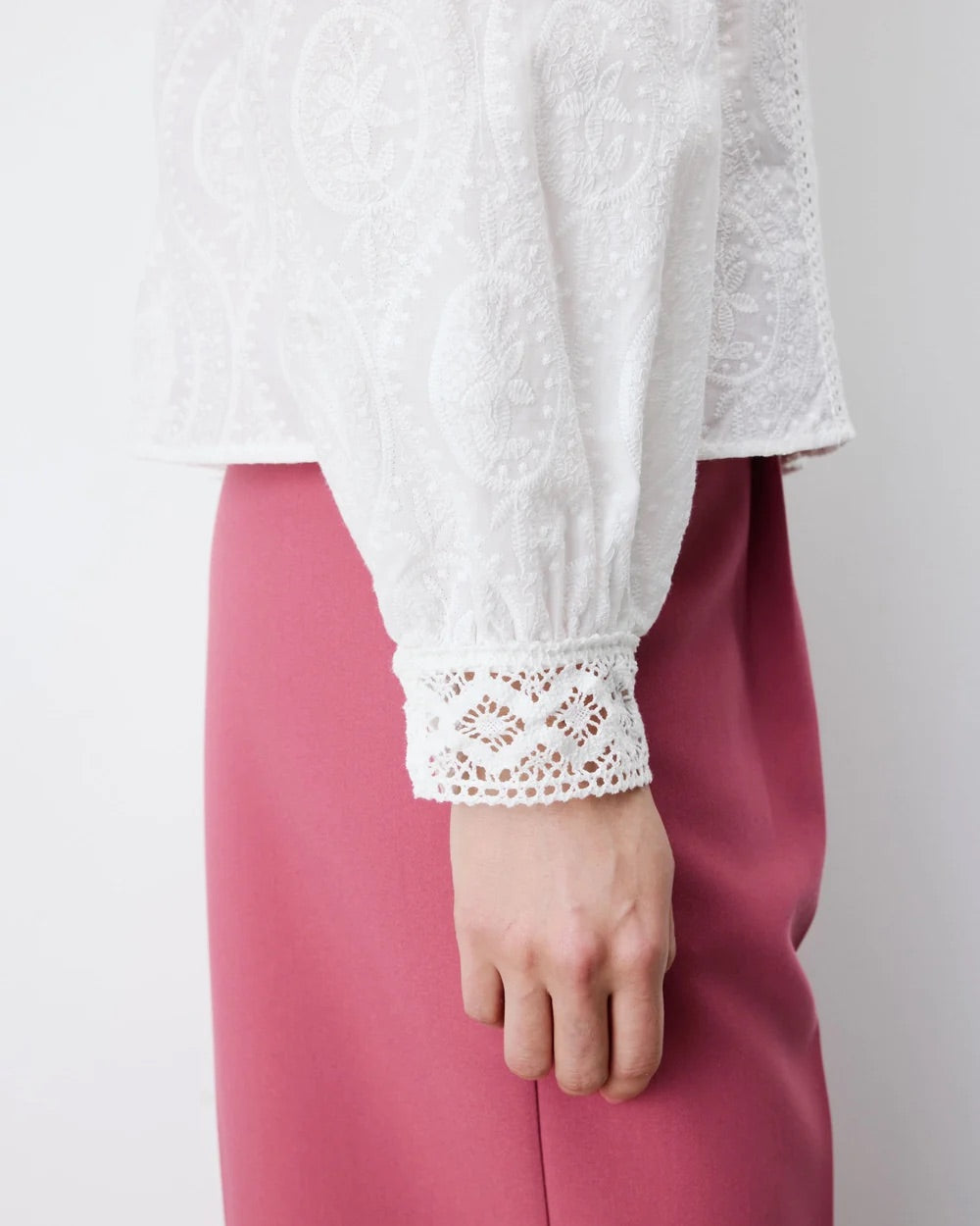 Blouse ABIGAIL GRACE & MILA ivoire – détail de la manche bouffante et du poignet en dentelle