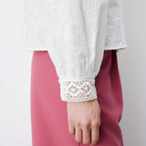 Blouse ABIGAIL GRACE & MILA ivoire – détail de la manche bouffante et du poignet en dentelle