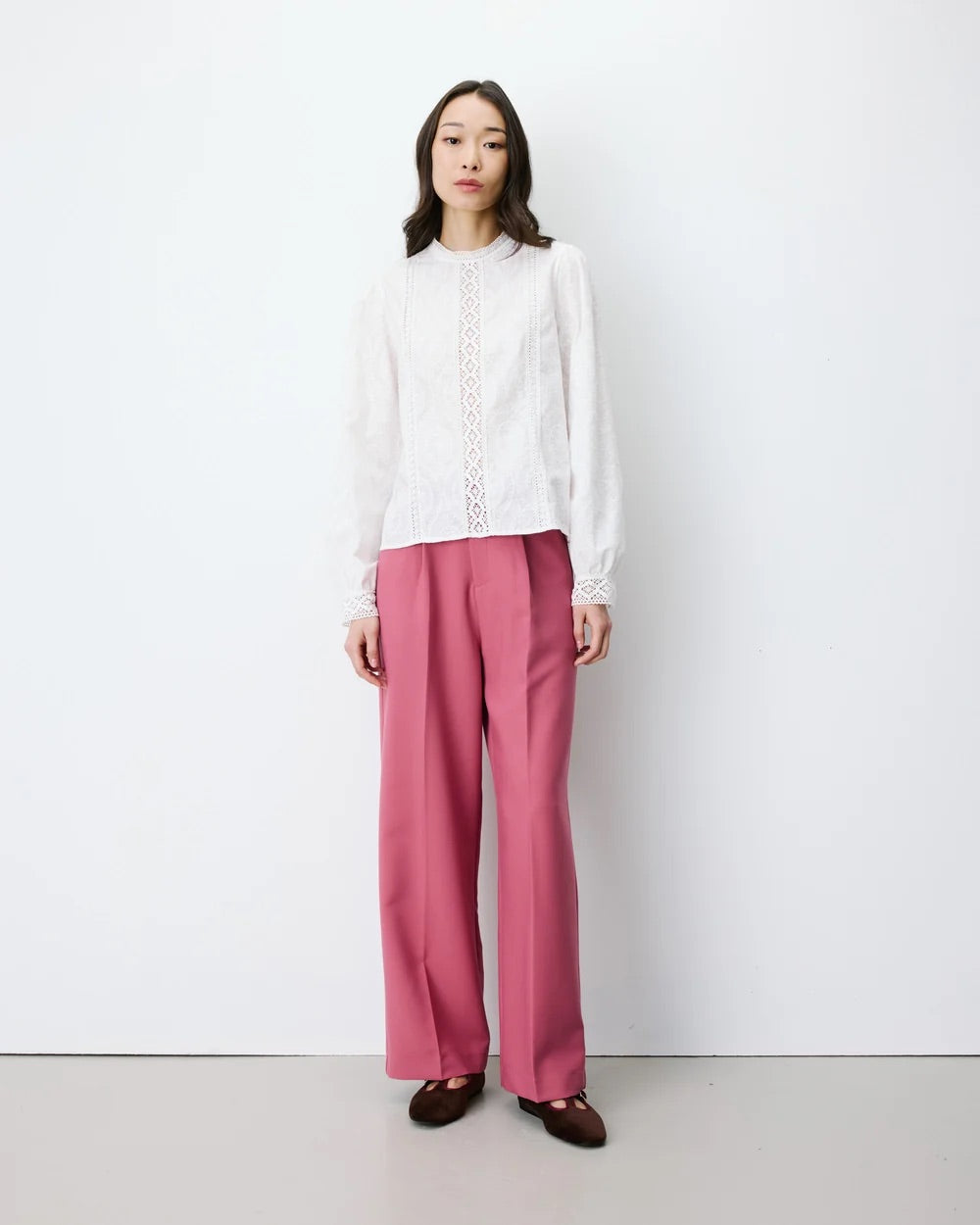 Blouse ABIGAIL GRACE & MILA ivoire – portée de face avec pantalon rose