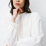 Blouse ABIGAIL GRACE & MILA ivoire – détail des broderies et des inserts de dentelle sur le devant
