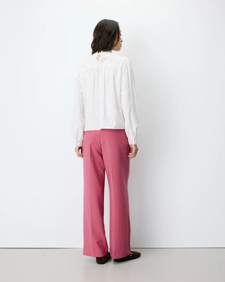 Blouse ABIGAIL GRACE & MILA ivoire – portée de dos avec pantalon rose