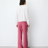 Blouse ABIGAIL GRACE & MILA ivoire – portée de dos avec pantalon rose