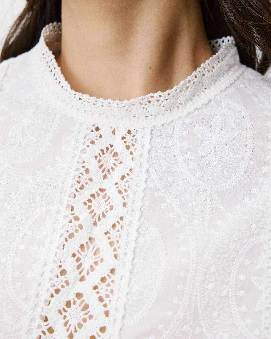 Blouse ABIGAIL GRACE & MILA – détail du col en dentelle et des broderies ajourées