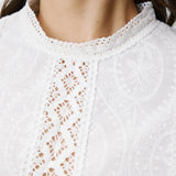 Blouse ABIGAIL GRACE & MILA – détail du col en dentelle et des broderies ajourées