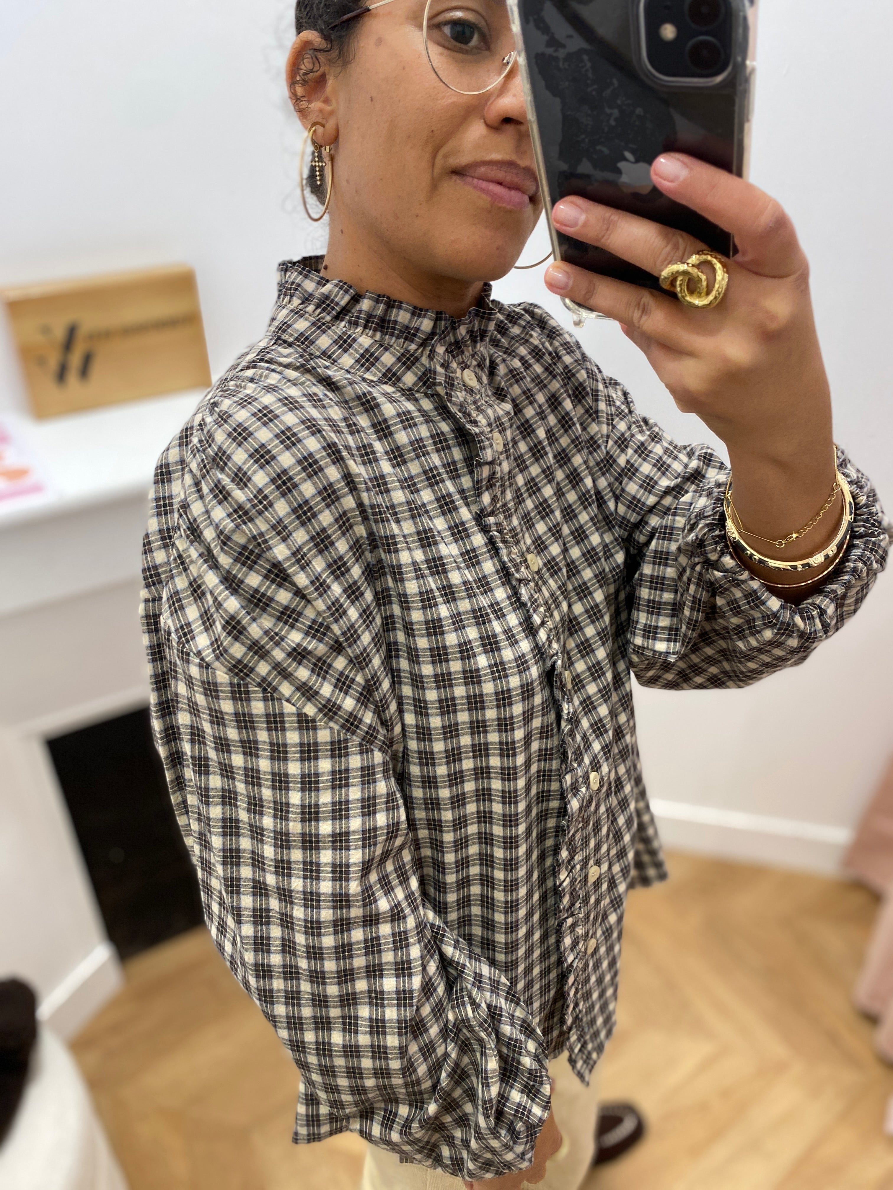 Blouse ADELIE GRACE & MILA Latte – détail du volume des manches et de la coupe
