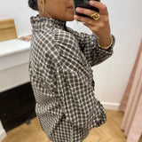 Blouse à carreaux ADELIE GRACE & MILA – détail des fronces aux épaules et du col montant