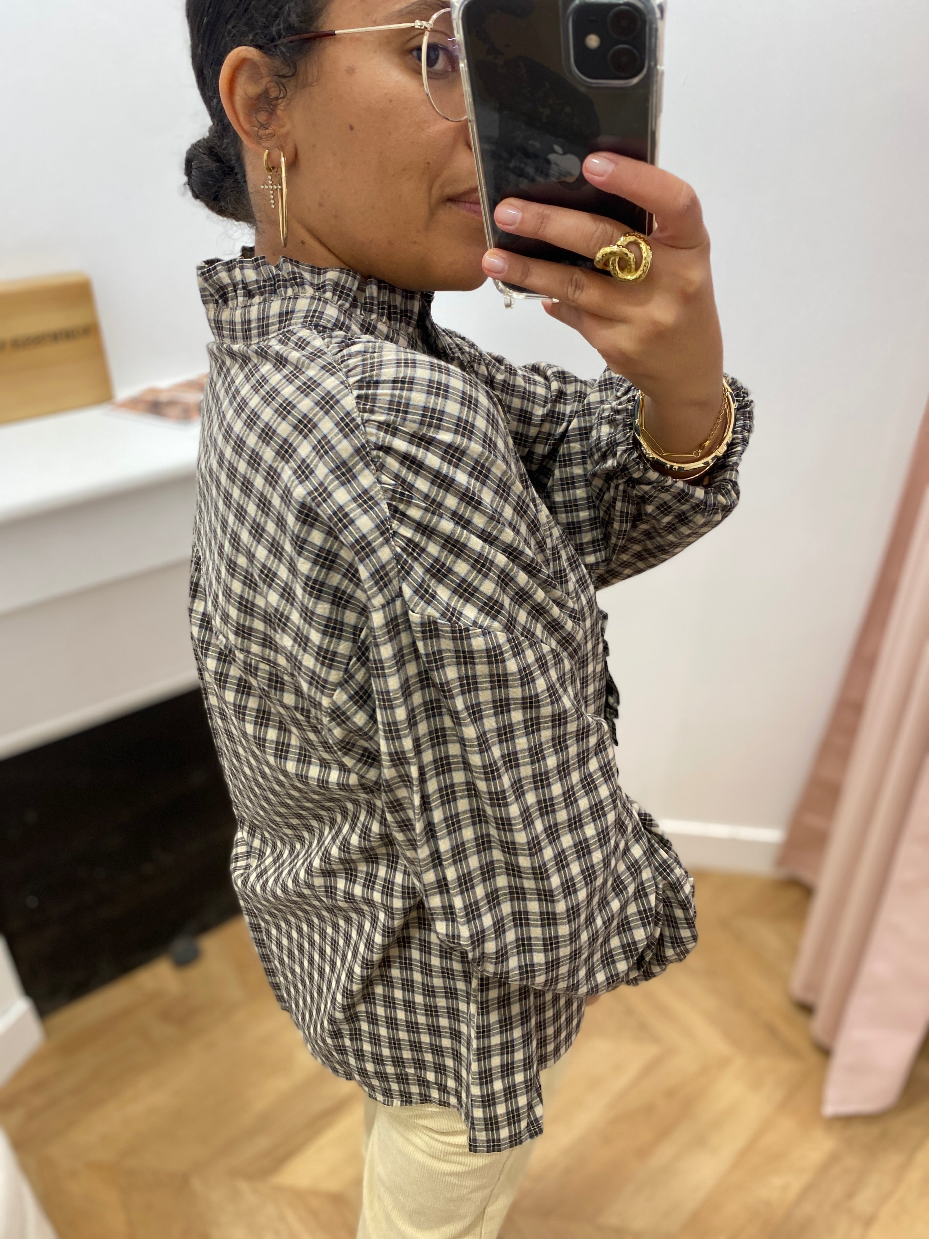 Blouse à carreaux ADELIE GRACE & MILA – détail des fronces aux épaules et du col montant