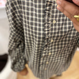 Blouse ADELIE GRACE & MILA Latte – gros plan sur les volants et les boutons de la patte de boutonnage