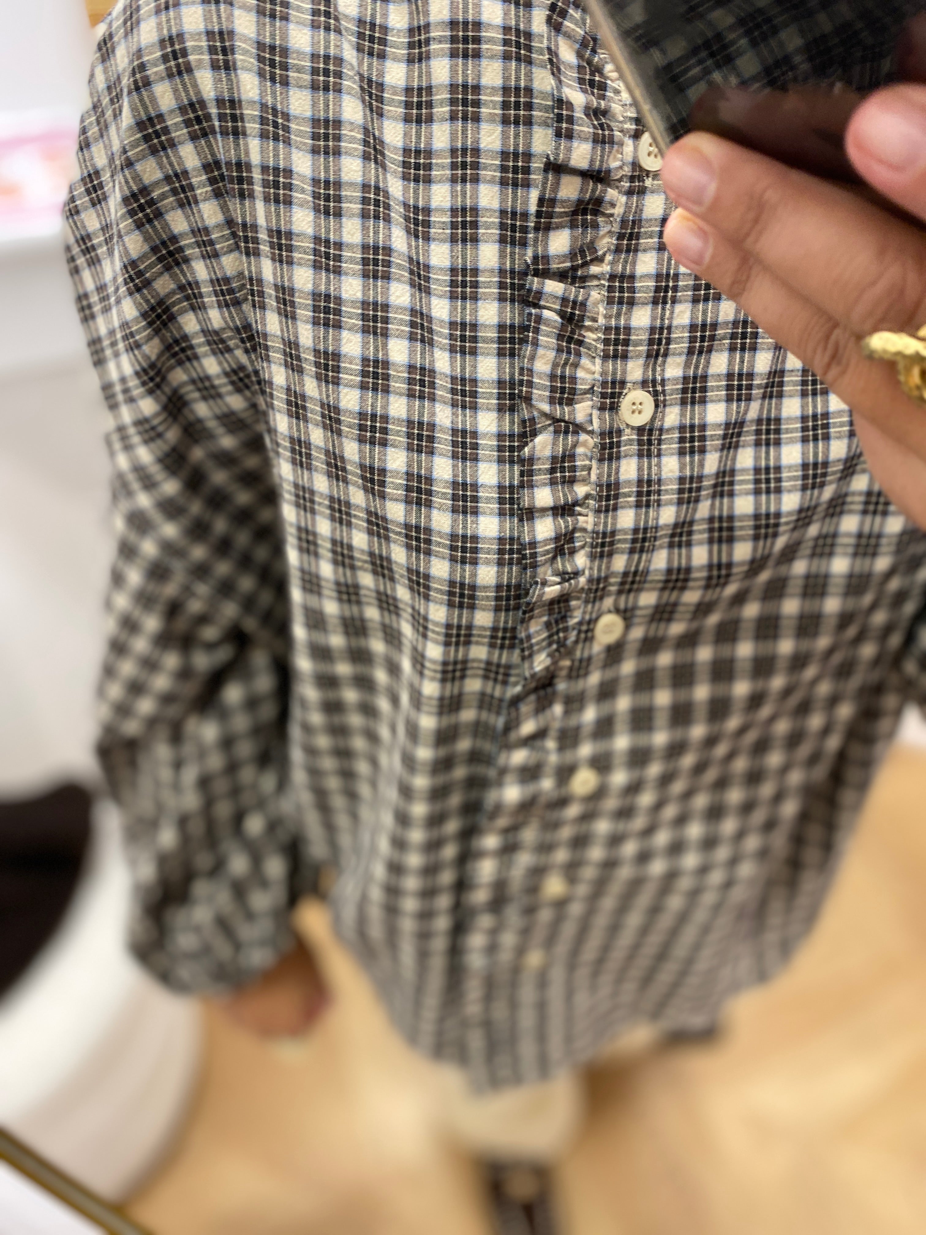 Blouse ADELIE GRACE & MILA Latte – gros plan sur les volants et les boutons de la patte de boutonnage