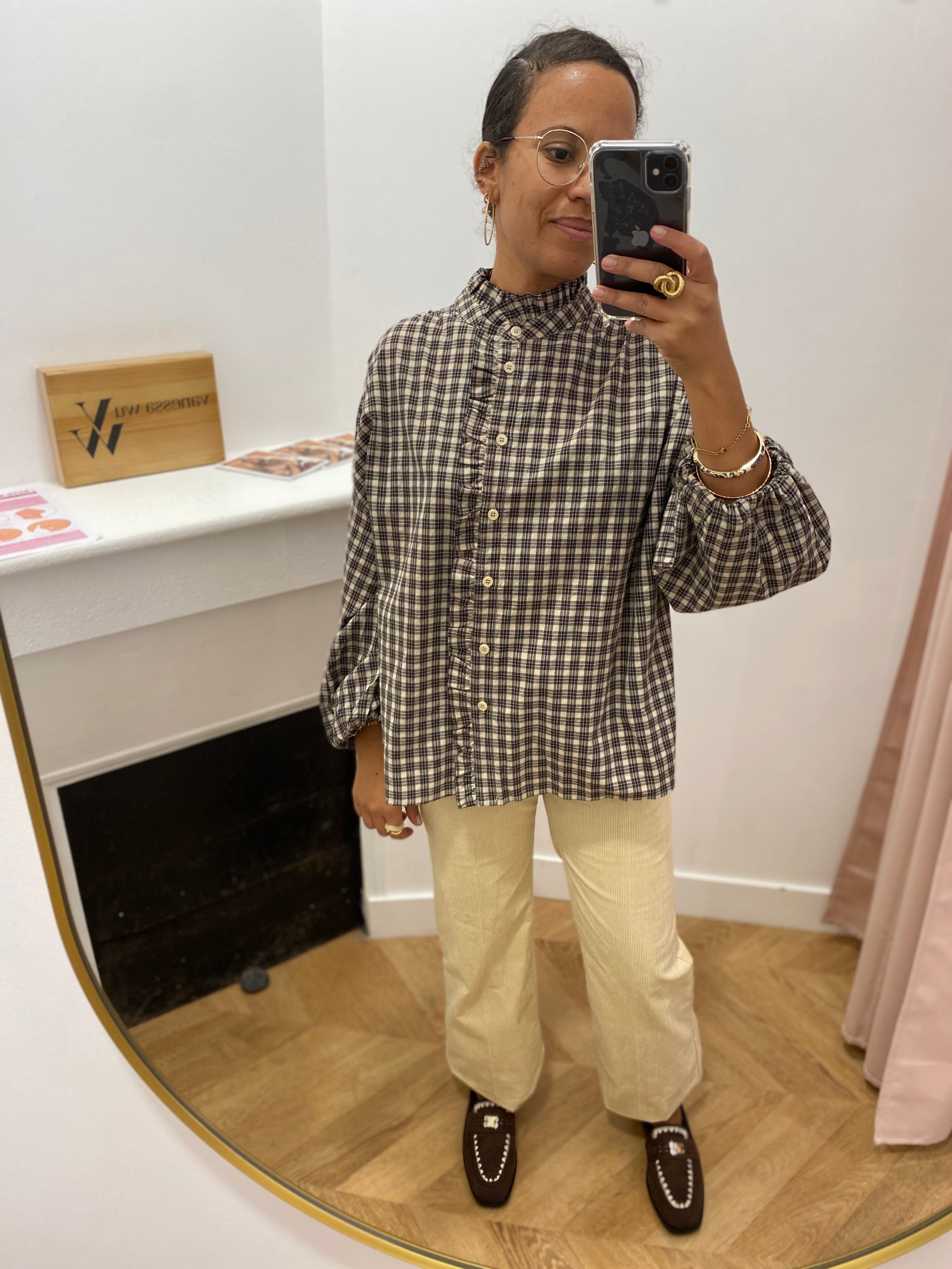 Blouse ADELIE GRACE & MILA Latte – portée avec un pantalon écru et des mocassins marron