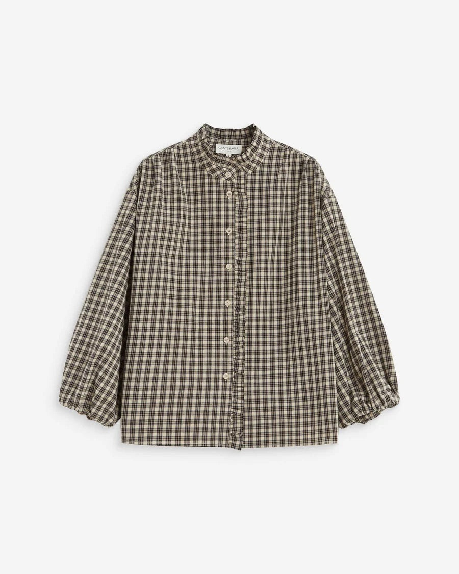 Blouse ADELIE GRACE & MILA Latte – vue de face avec col montant et patte de boutonnage volantée