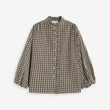 Blouse ADELIE GRACE & MILA Latte – vue de face avec col montant et patte de boutonnage volantée