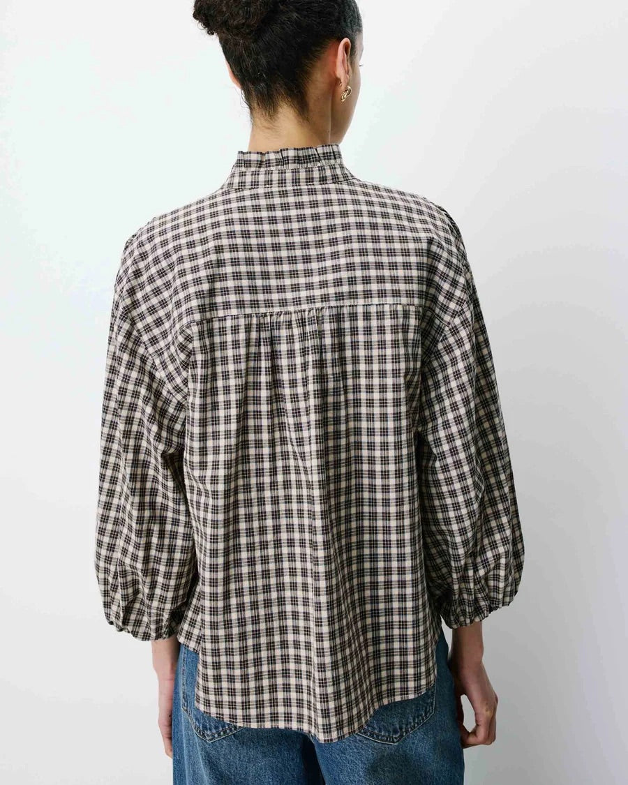 Blouse à carreaux ADELIE GRACE & MILA – détail des fronces dans le dos et des manches bouffantes