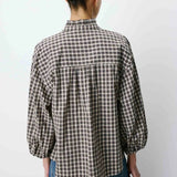 Blouse à carreaux ADELIE GRACE & MILA – détail des fronces dans le dos et des manches bouffantes