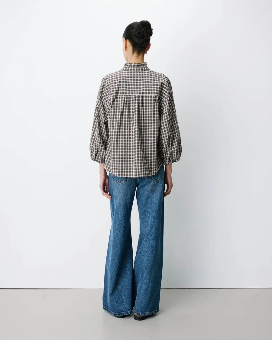 Blouse ADELIE GRACE & MILA Latte – portée de dos avec un jean large