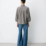 Blouse ADELIE GRACE & MILA Latte – portée de dos avec un jean large