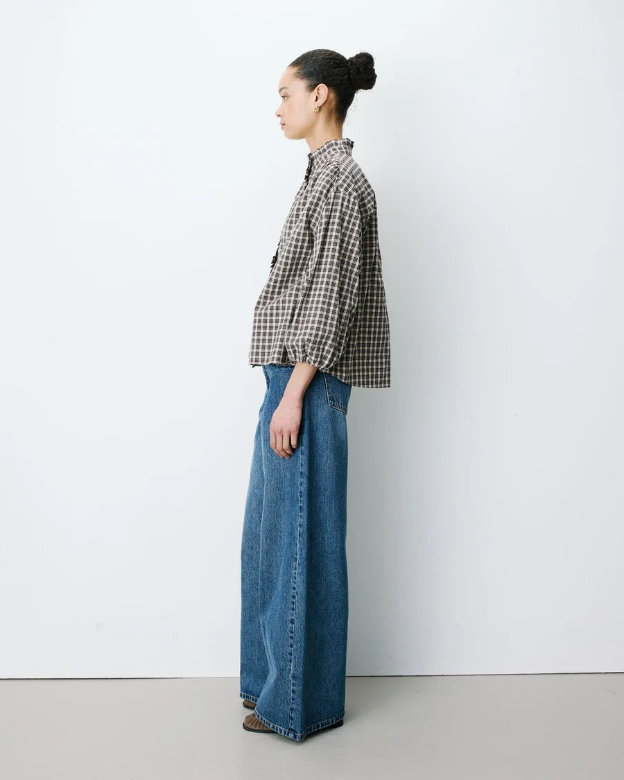 Blouse à carreaux ADELIE GRACE & MILA – vue de profil avec coupe droite et manches bouffantes