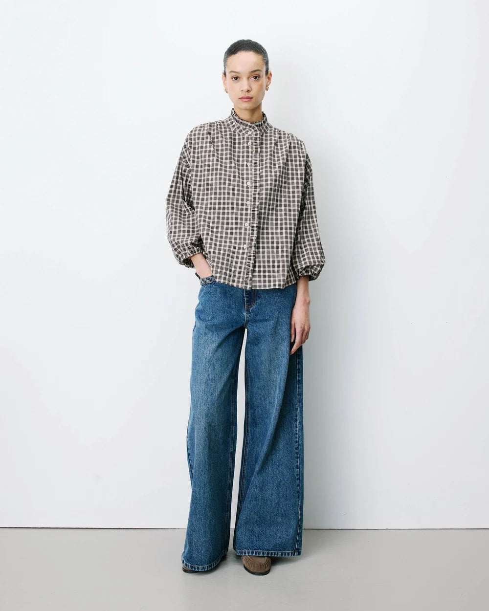 Blouse ADELIE GRACE & MILA Latte – portée de face avec un jean large