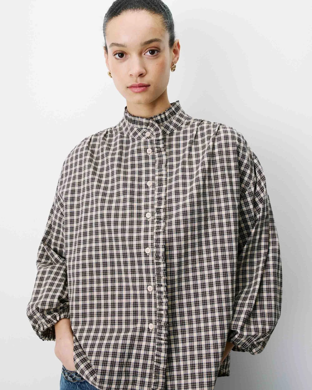 Blouse ADELIE GRACE & MILA Latte – détail du col volanté et de la fermeture boutonnée