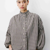 Blouse ADELIE GRACE & MILA Latte – détail du col volanté et de la fermeture boutonnée