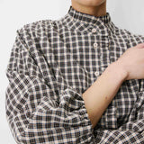 Blouse à carreaux ADELIE GRACE & MILA – détail du col montant et des manches froncées