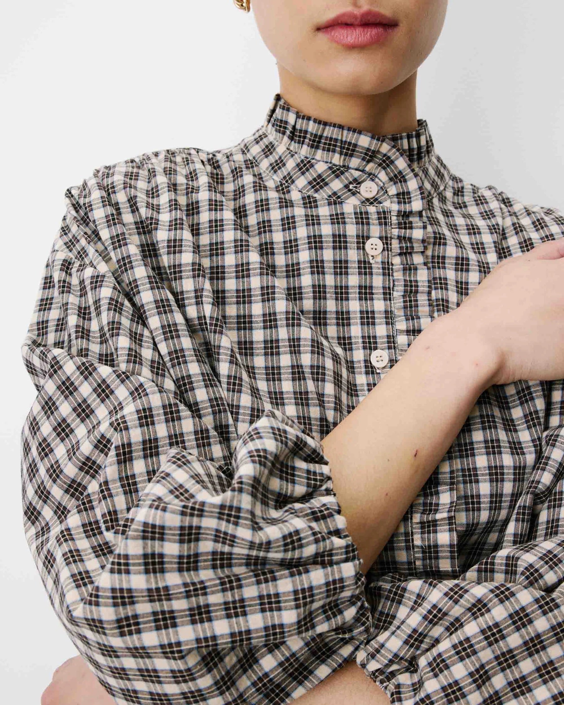 Blouse à carreaux ADELIE GRACE & MILA – détail du col montant et des manches froncées