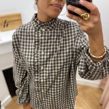 Blouse ADELIE GRACE & MILA Latte – portée avec un pantalon écru et des bijoux dorés