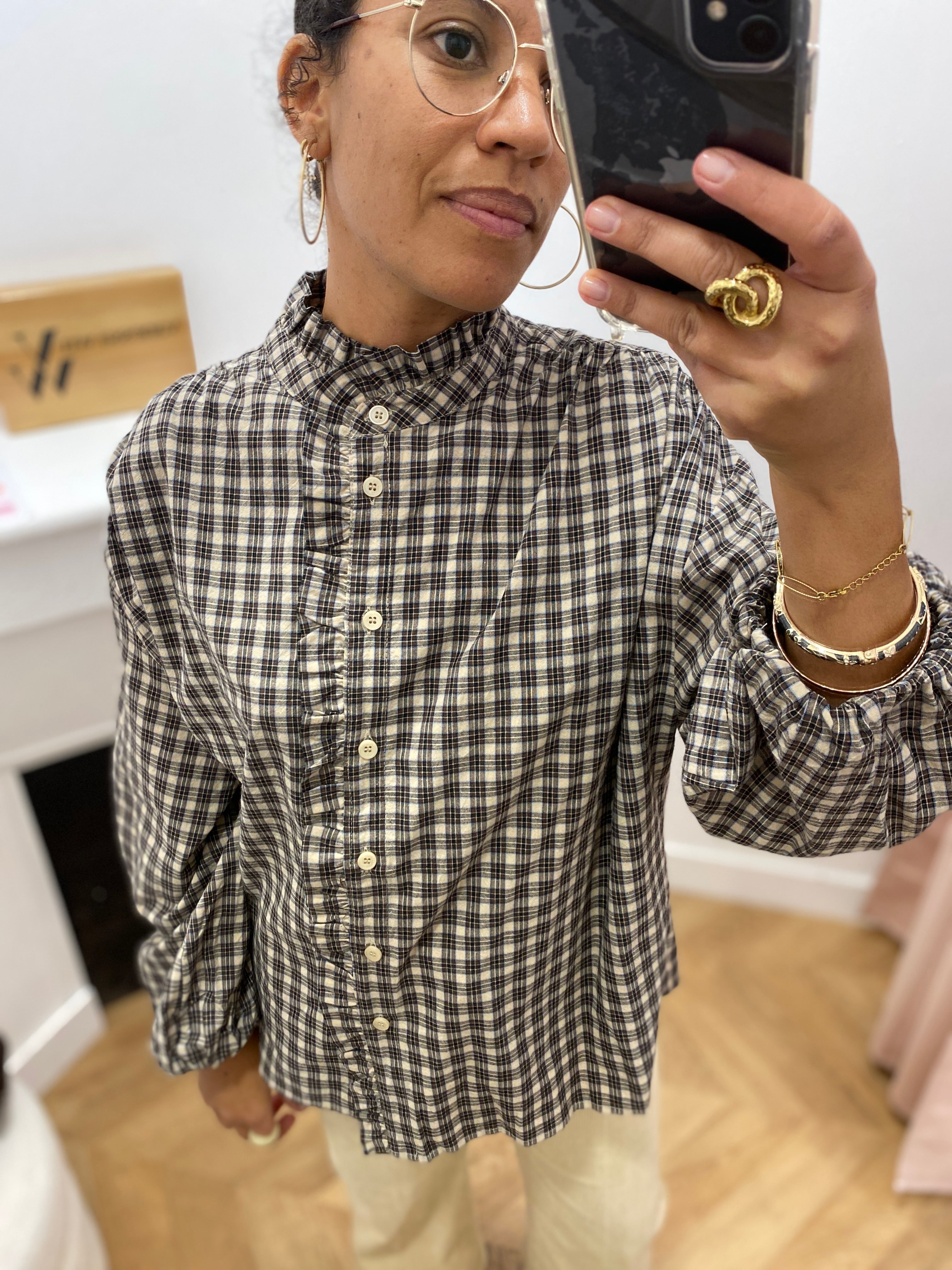Blouse ADELIE GRACE & MILA Latte – portée avec un pantalon écru et des bijoux dorés