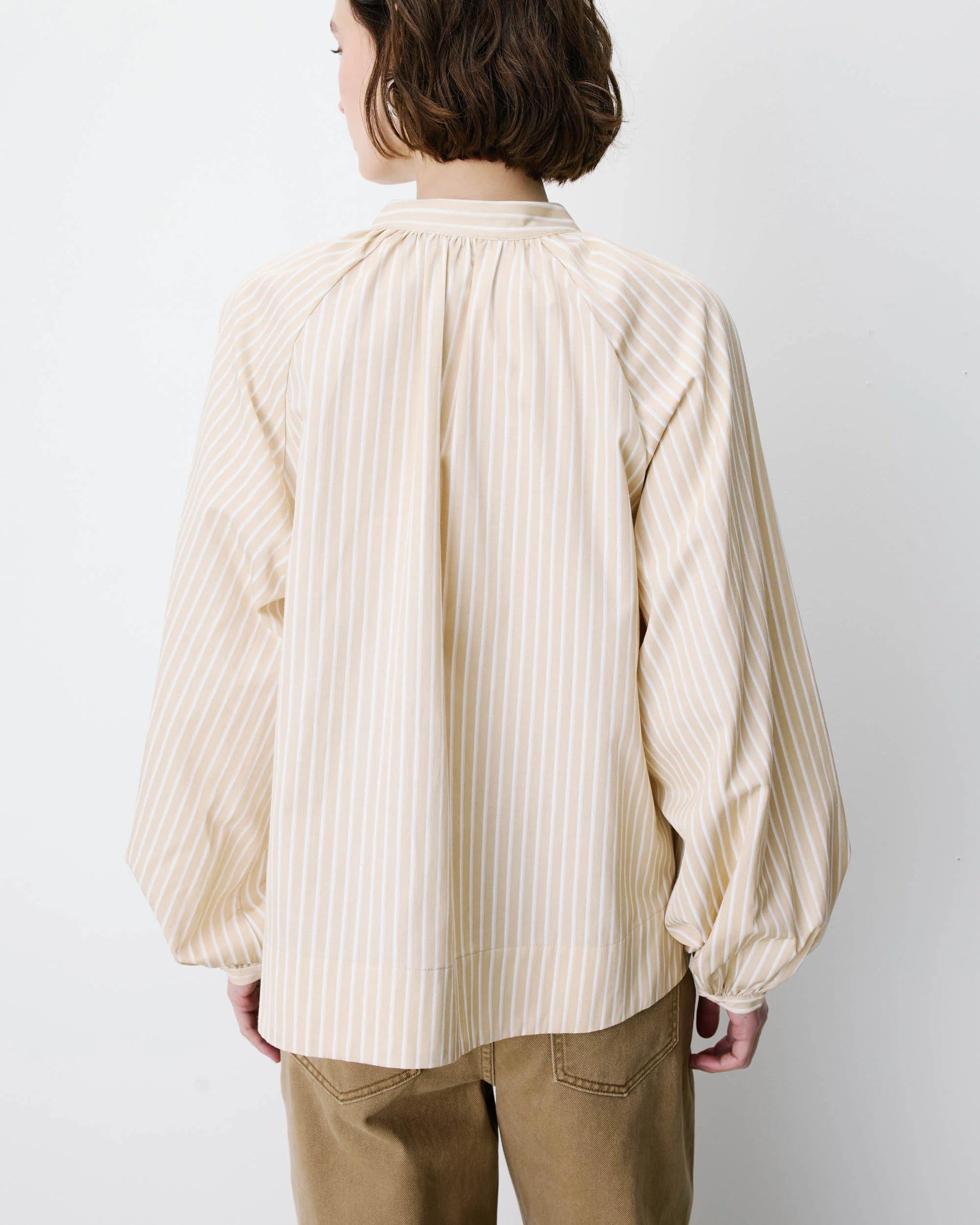 Blouse ALBANE GRACE & MILA beige rayée – portée de dos