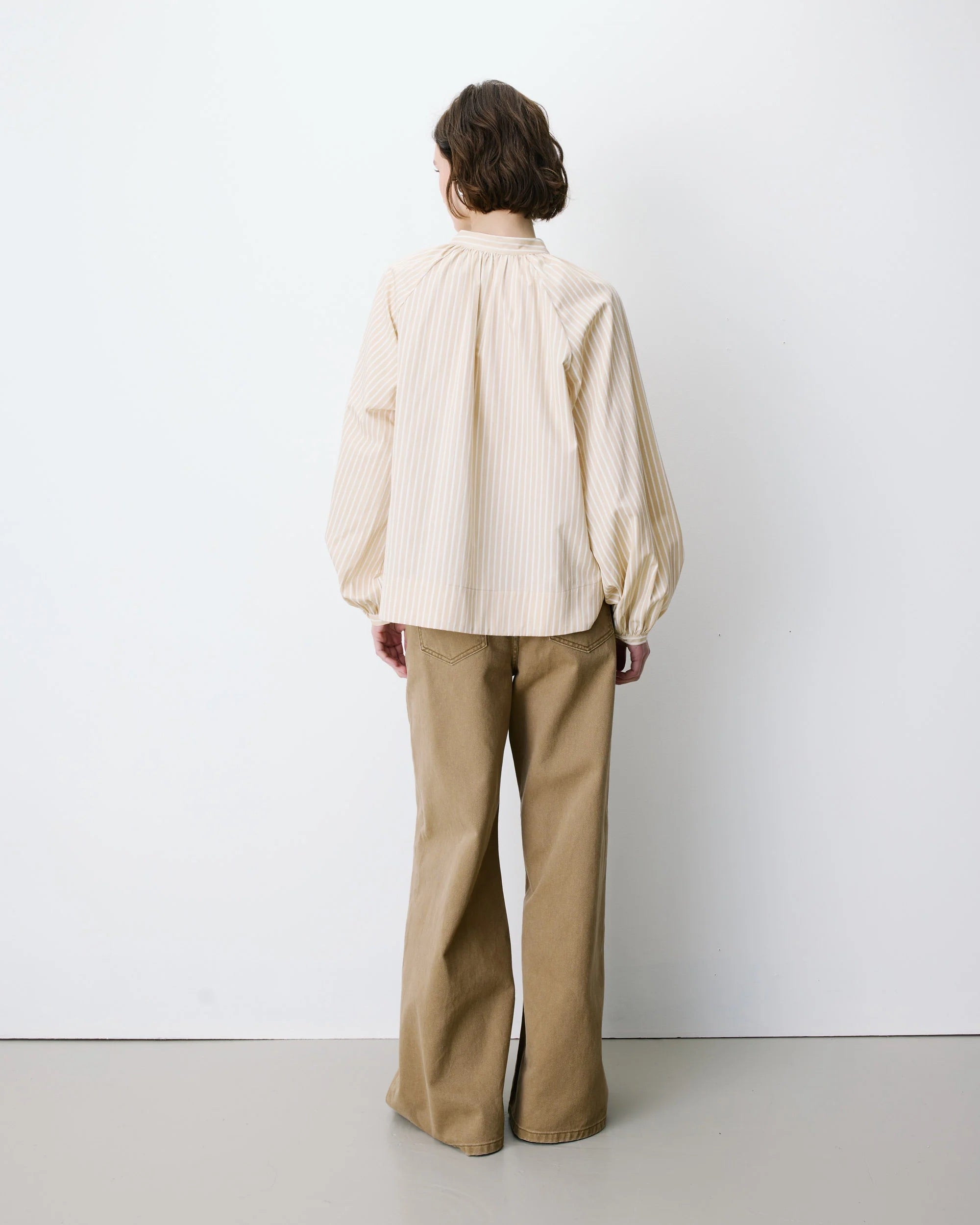 Blouse ALBANE GRACE & MILA beige rayée – silhouette portée de dos