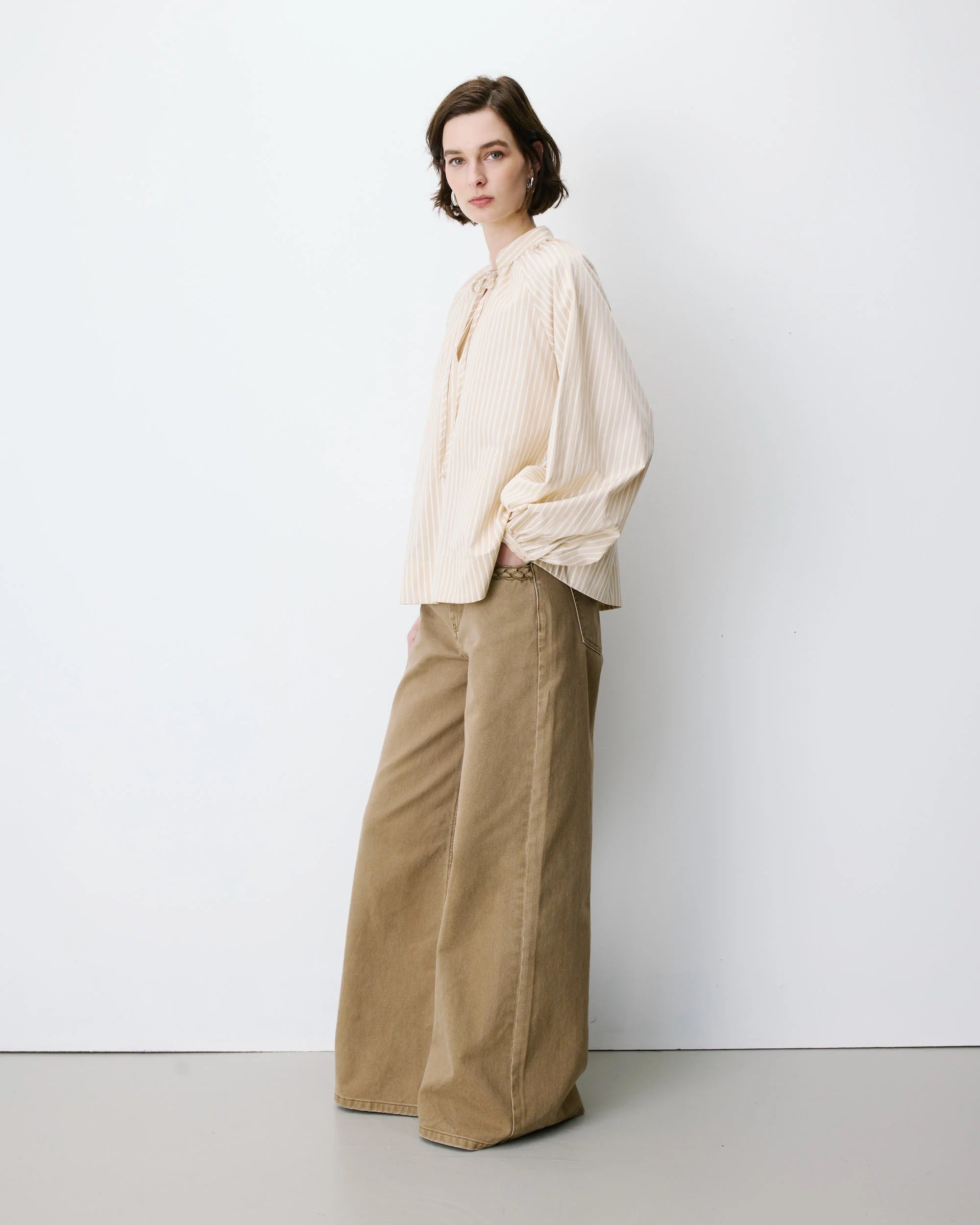 Blouse ALBANE GRACE & MILA beige rayée – portée de profil