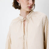 Blouse ALBANE GRACE & MILA beige – détail col mao et liens à nouer