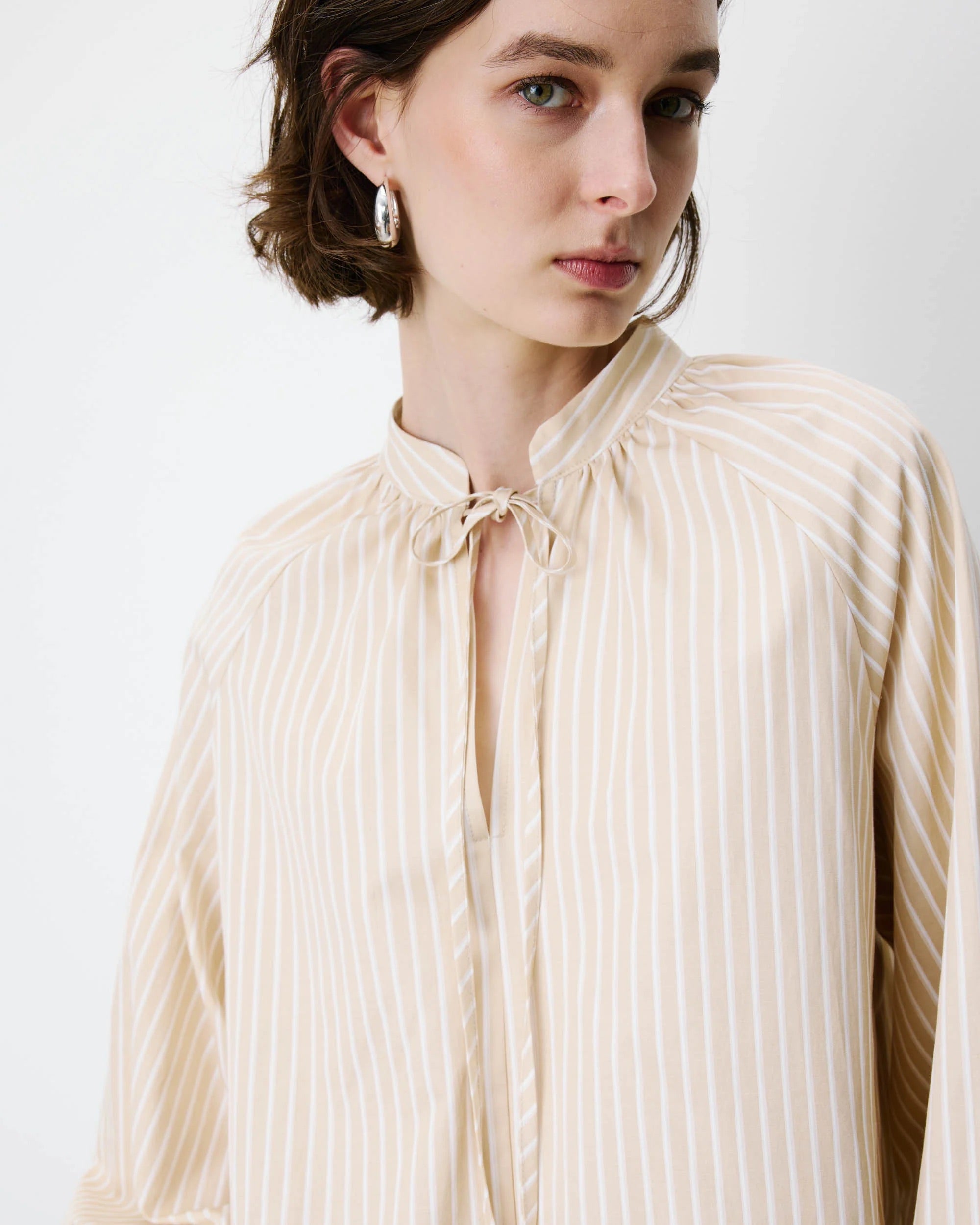 Blouse ALBANE GRACE & MILA beige – détail col mao et liens à nouer